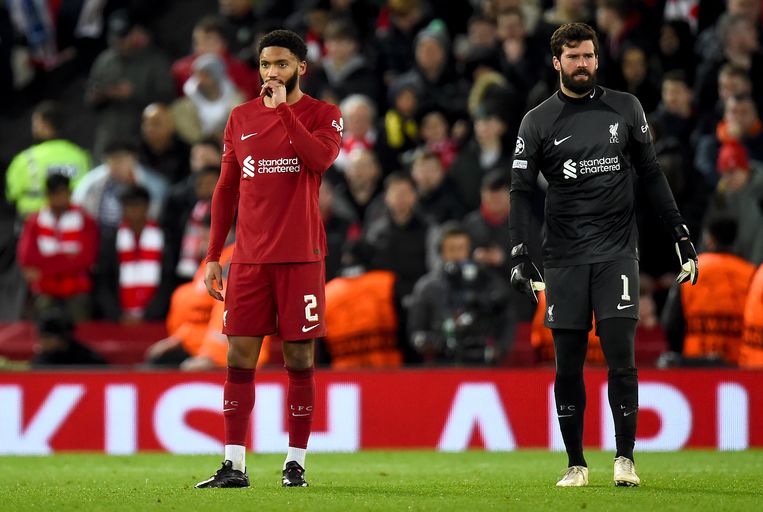 Liverpool keeper Alisson Becker (R) en verdediger Joe Gomez (L) na de vierde goal van Real Madrid. Beeld ANP / EPA