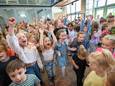 Kinderen op basisschool Jacinta dansen in de aula op het nummer Europapa van Joost Klein. Suus (tweede meisje met witte t-shirt aan) en Eef (daarnaast met blauwe jurk) vertellen wat er zo leuk aan het nummer is.