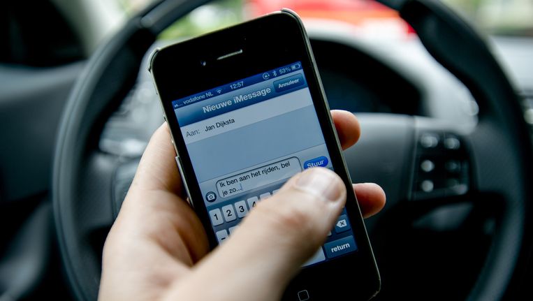 'Onze studie bewijst dat er minder ongelukken en gewonden zouden zijn als bestuurders hun telefoon niet zouden gebruiken'. Beeld anp