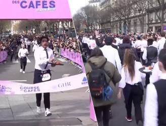 KIJK. Met croissant, koffie en glas water zónder te morsen: ‘oberrace’ keert na 13 terug in Parijs