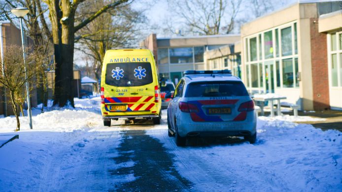 Een 18-jarige jongeman uit Deurne krijgt een jaar jeugdcel omdat hij in februari op school een medeleerling met een mes stak.
