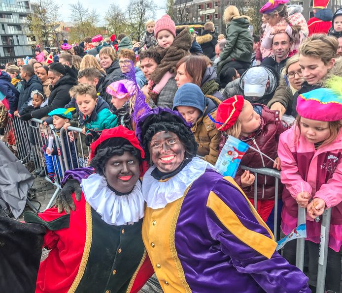 De roetveegpiet, nieuw dit jaar bij de intocht in de Zwolse binnenstad. De overgang van (op deze foto) piet links naar piet rechts is daarmee ingezet.
