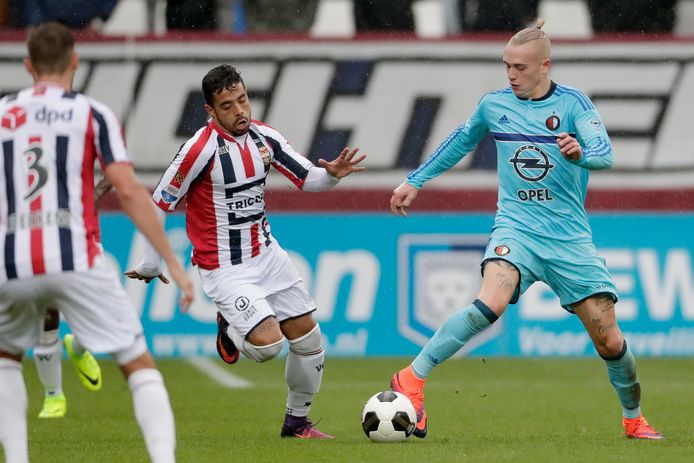 Bruno Andrade in het shirt van Willem II, in duel met Rick Karsdorp