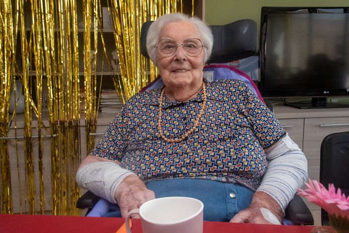 Irena Van den Broecke viert haar 102de verjaardag in Armonea in Wetteren.
