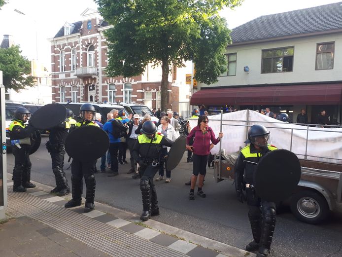Demonstranten kunnen niet verder bij Moskee, tegendemonstranten houden de Pegida-stoet tegen
