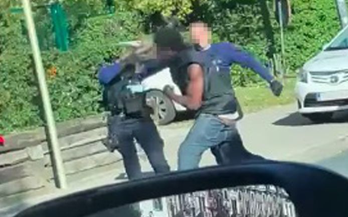 Een man geeft vuistslagen aan twee politieagenten in Etterbeek (Brussel)