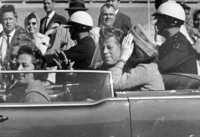 John F. Kennedy tijdens de autorit die hem in Dallas, Texas, fataal zou worden.
