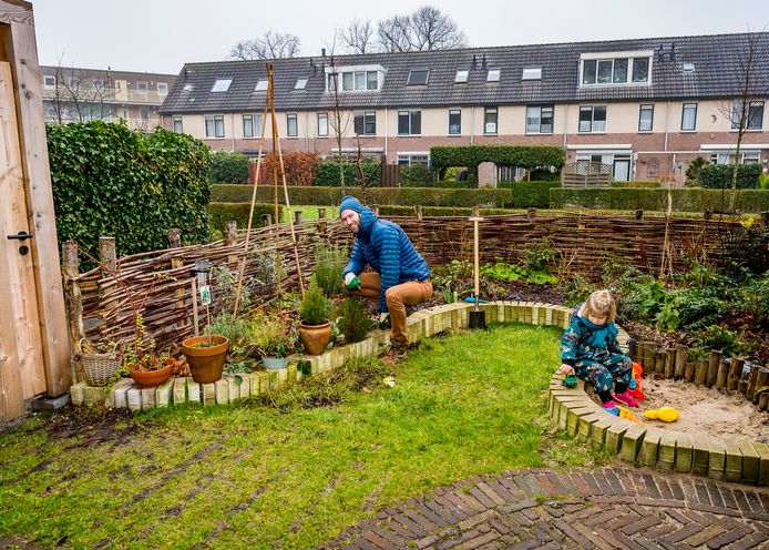 Vreewijker Ernst Sonneveld (36) maakte vorig jaar gebruik van de 'tuinsubsidie' van de gemeente Rotterdam. Steen en schutting maakten plaats voor groen, wadi en zandbakje voor dochtertje Loes (3).