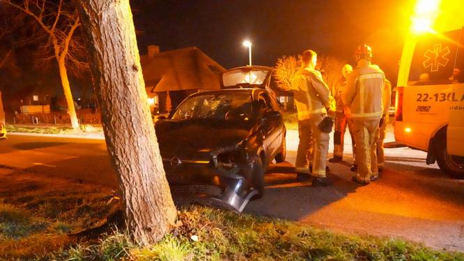 Dronken automobilist zonder rijbewijs botst op boom in Asten