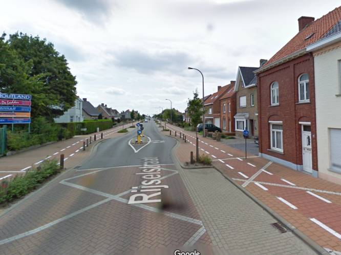 Man (75) en vrouw (54) rijden elkaar frontaal aan in Torhout