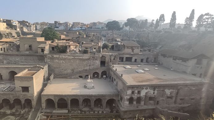 Het antieke Herculaneum. Op de achtergrond zie je de Vesuvius.