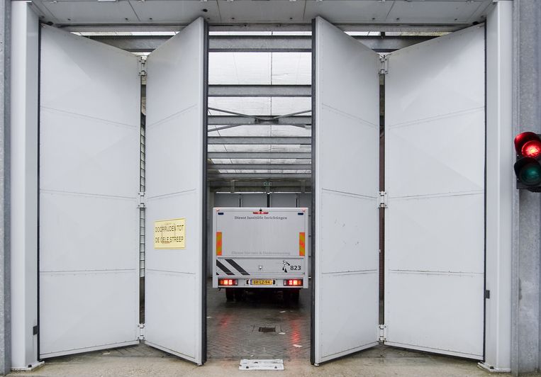 Februari 2010, de eerste Belgische gedetineerden komen aan bij de gevangenis in Tilburg. Beeld ANP