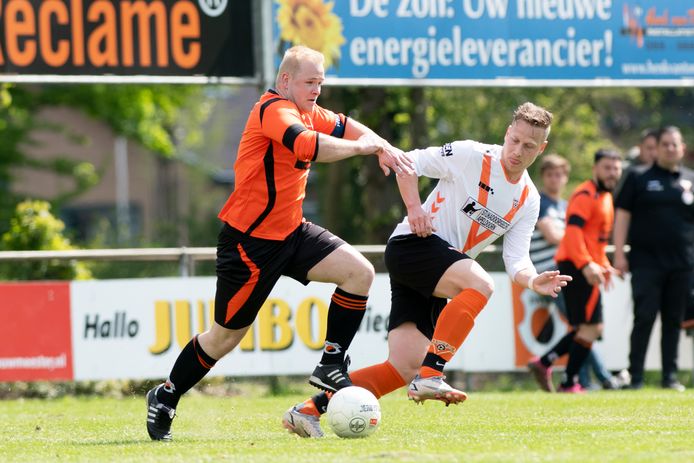 Leroy van Wermeskerken (links) zat in de commissie die de overstap naar zaterdag onderzocht. Hij gaat met het eerste team mee naar de zaterdagcompetitie.