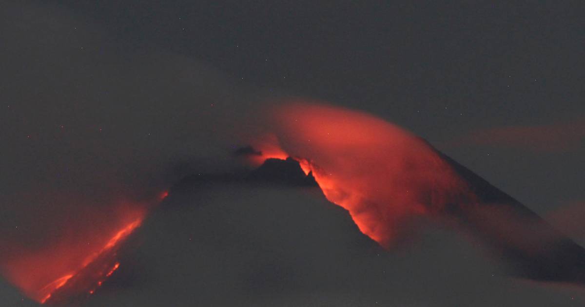 Ratusan orang mengungsi dari Gunung Merapi di Indonesia |  Luar negeri