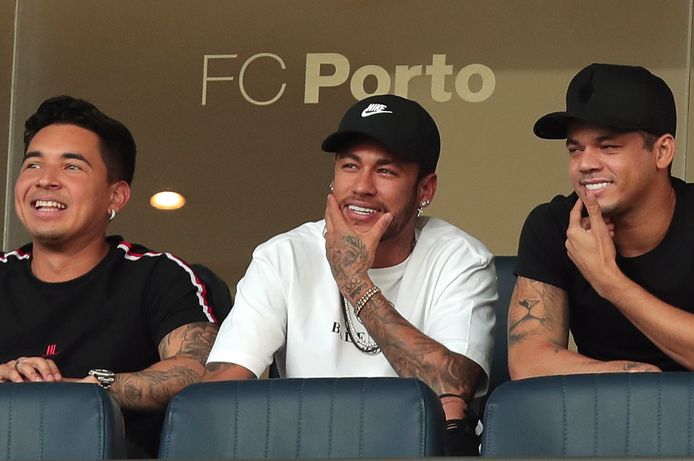 Neymar in de tribunes tijdens een oefeninterland van Brazilië in Porto.