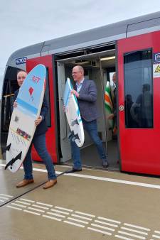 Eindelijk rijdt-ie! Eerste passagiers komen per metro aan op nieuw station Hoek van Holland Strand