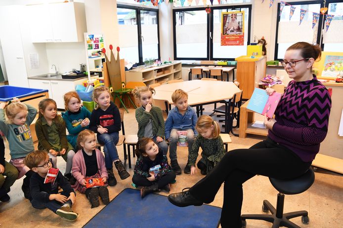 Martine Cools presenteert haar prentenboek in de klas van dochter Anne, die de hoofdrol vervult in het boek.