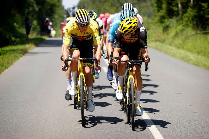 Mathieu van der Poel (l) en Wout Van Aert vermaken zich in de Tour de France.