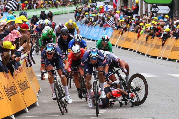 Peter Sagan en Caleb Ewan smakken tegen de grond in Pontivy, Tim Merlier (links) sprint weg en zal de etappe winnen. Beeld Photo News