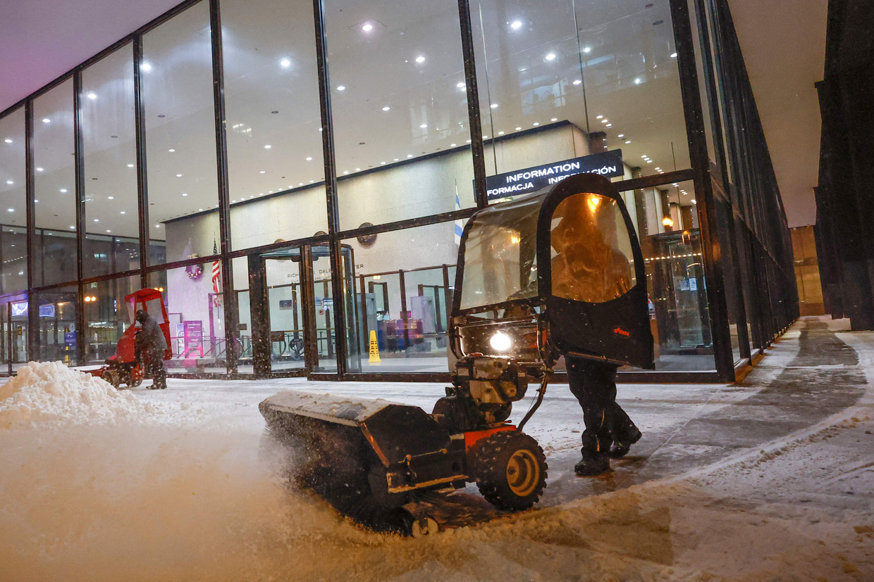 Een sneeuwblazer bij Union Station in Chicago.  Beeld AFP