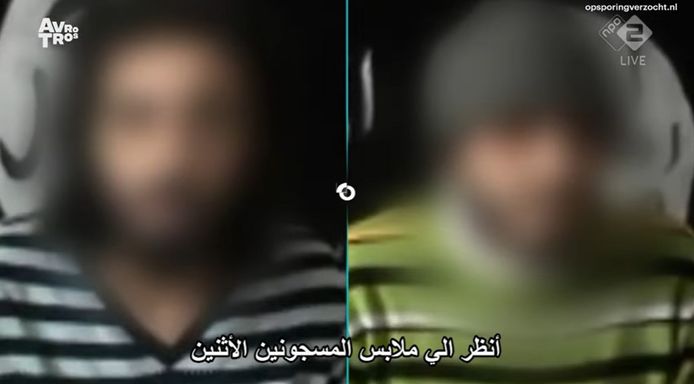 De twee leden van de militante groep Liwa al-Hajar al-Aswad tijdens hun ondervraging door IS voordat ze werden geëxecuteerd.