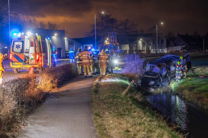 Na over de kop te zijn geslagen, belandde de bestelbus in de sloot naast de weg.