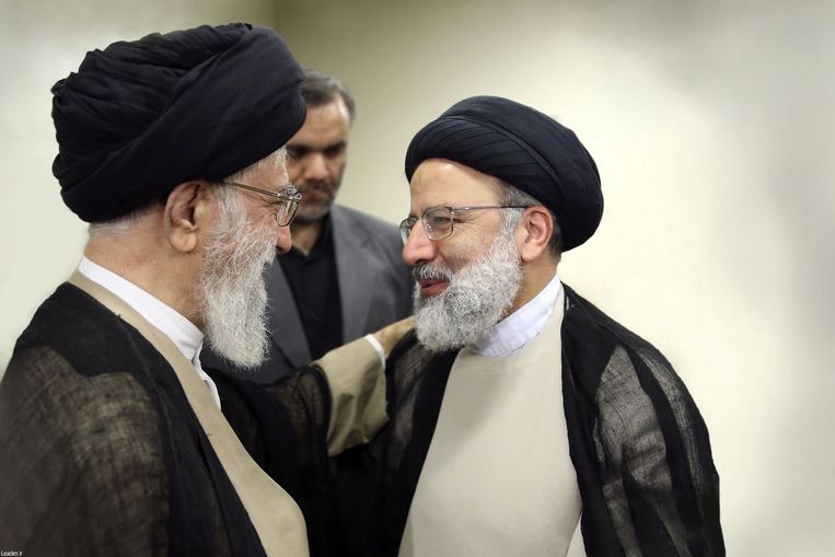 Opperste Leider ayatollah Ali Khamenei (links) met de zojuist door hem tot hoofd van de rechterlijke macht benoemde Ebrahim Raisi.  Beeld REUTERS
