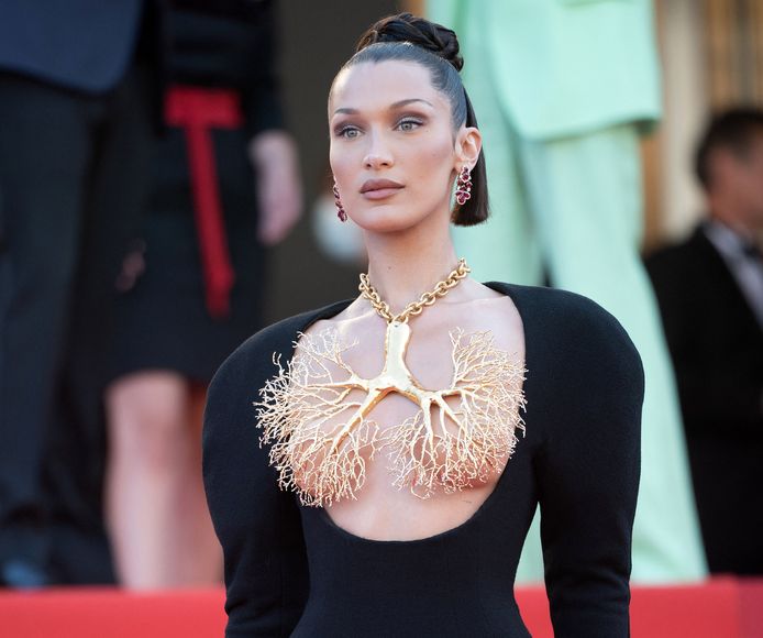 Bella Hadid dacht dat ze op 'seksrobot' moest lijken die elke avond uitging: 'Voelde enorme druk' | Show | AD.nl