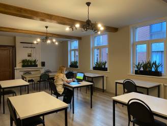 Nieuwe studeerplek boven café De Gouden Poort: “12 gratis plaatsen om rustig te blokken”
