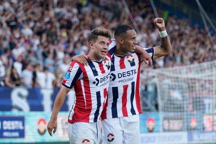 Mats Köhlert en Damil Dankerlui vieren een feestje nadat de Duitser Willem II aan een 2-1 voorsprong heeft geholpen tegen Emmen.