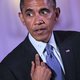 Obama verantwoordt zich voor lippenstiftafdruk op kraag