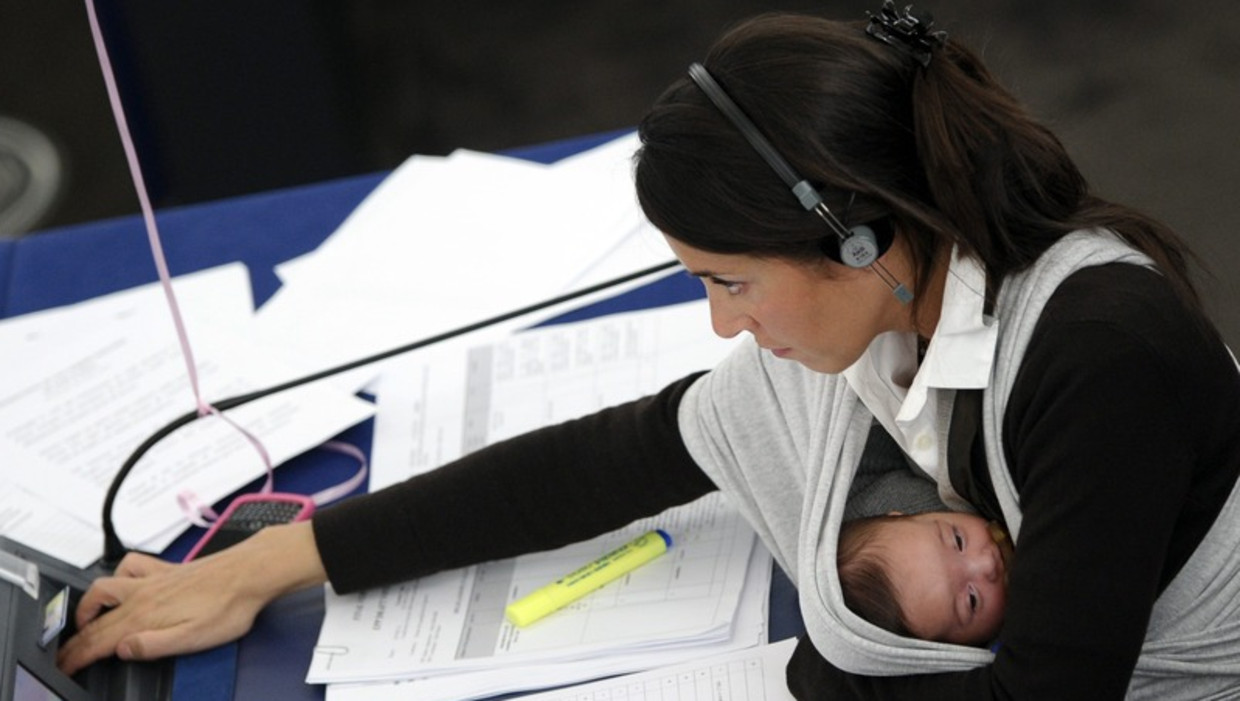 Europees parlementslid Licia Ronzulli stemt over het verlengen van het ouderschapsverlof met haar baby bij zich. Beeld epa