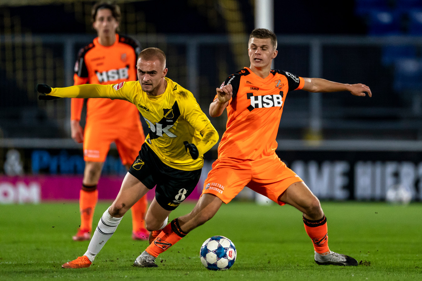 Lewis Fiorini wordt de voet dwars gezet door Volendammer Alex Plat.