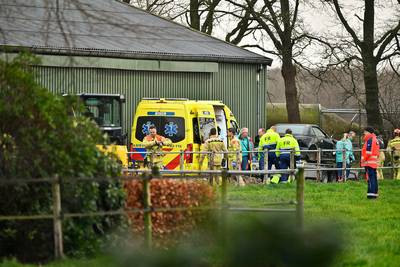 Man komt onder shovel op eigen terrein in Lage Mierde, in kritieke toestand naar ziekenhuis