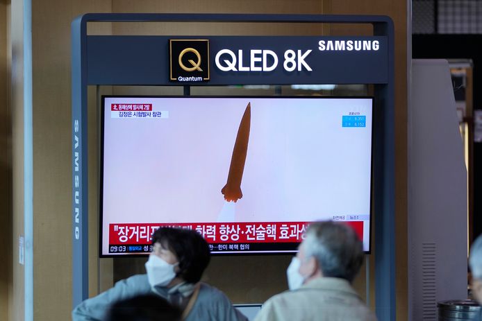 Een beeld van de raketlancering op de Zuid-Koreaanse televisie in een treinstation in Seoul.