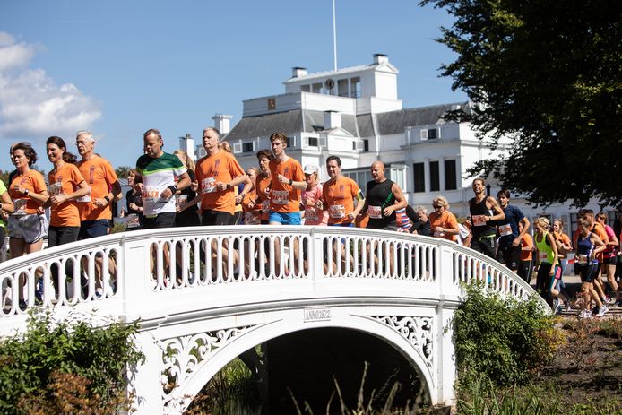 De Royal Run over de brug in de tuin achter Paleis Soestdijk in 2018.