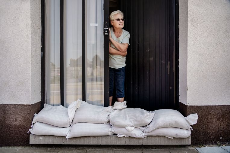 Helemaal gerust is Jeanine Doheyn er niet op. Voor alle zekerheid liggen er zandzakjes voor haar deur. Beeld Eric de Mildt