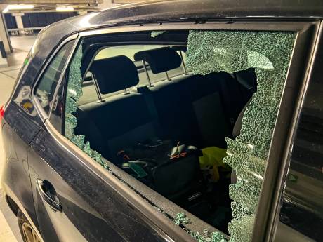 Achterruit ingeslagen in parkeergarage Apeldoorn, dure camera verdwenen: ‘Waarde is al snel 10.000 euro’