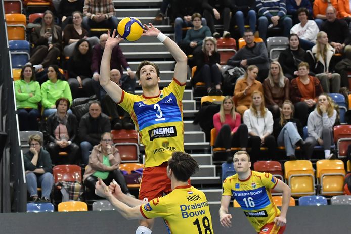Aanvoerder Joris Berkhout geeft de set-up tijdens de met 2-3 verloren match tegen Orion.