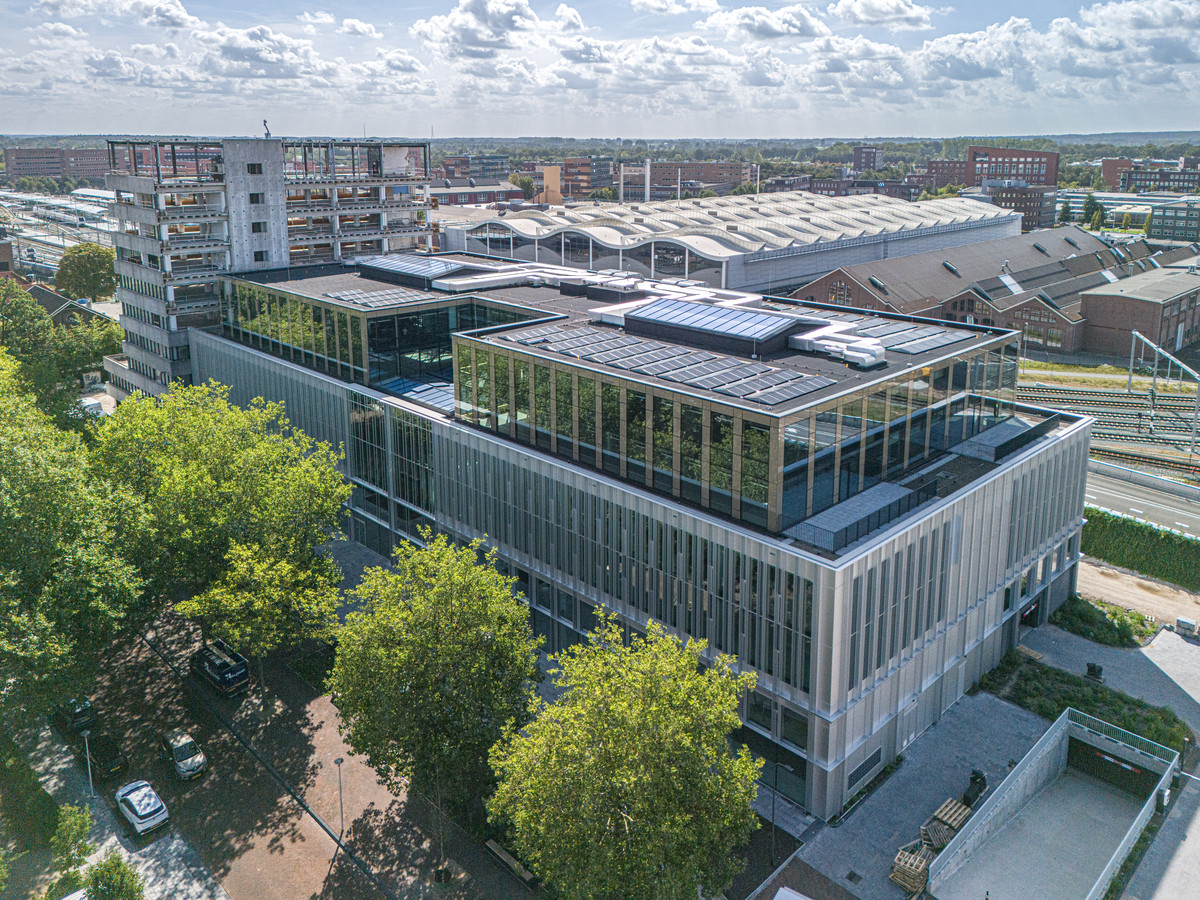 Hier werd de post voor heel NoordoostNederland gesorteerd, nu is City