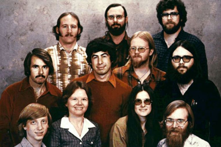 De elf mensen die aan de wieg stonden van Microsoft. Linksonder: Bill Gates. (AP) Beeld 