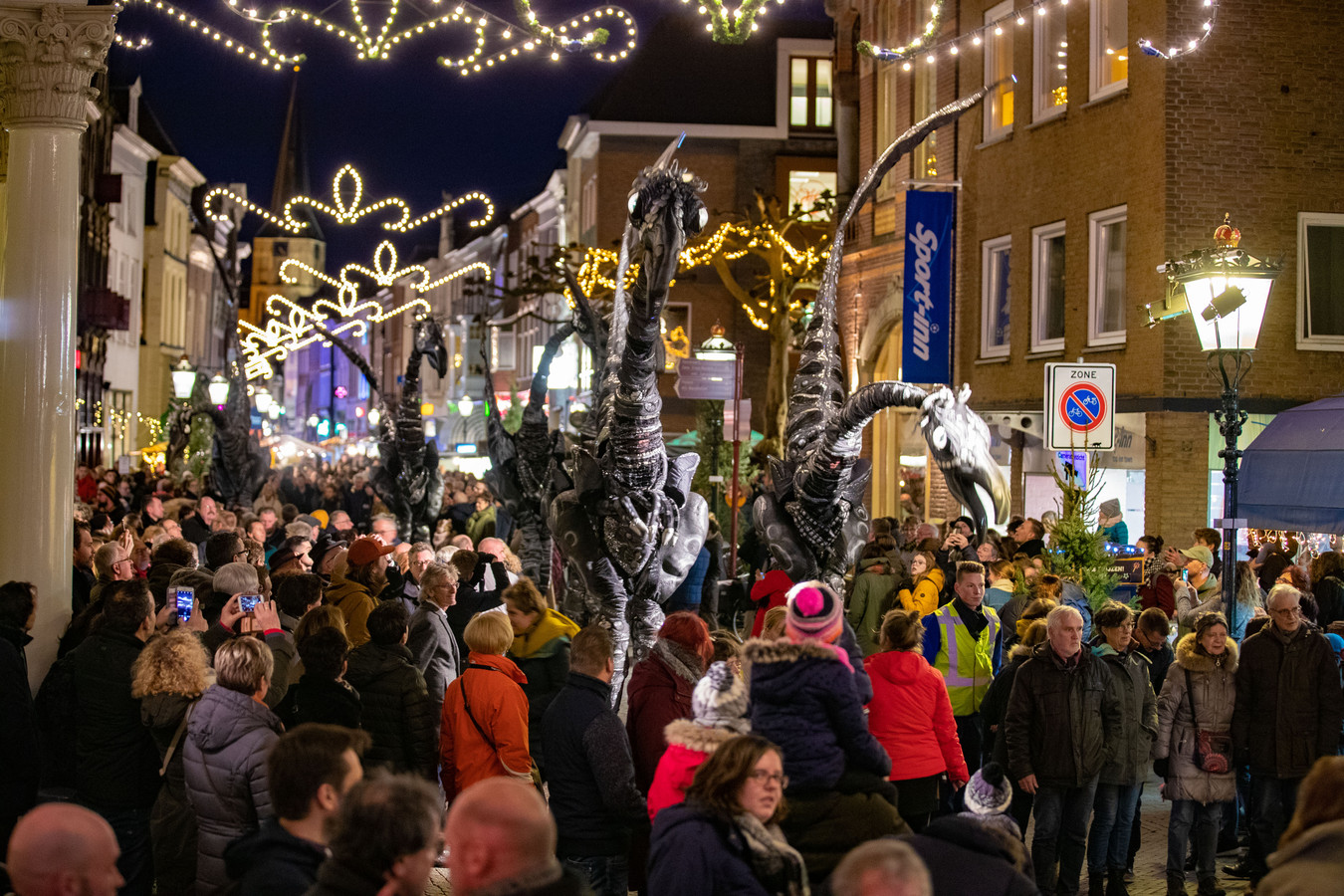 De kop is er af bij Kerst in Oud Kampen volle straten in de stad Foto AD.nl