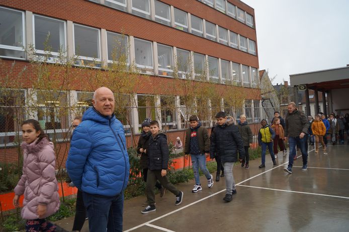 Directeur Stefaan Debouver op de speelplaats van de school.
