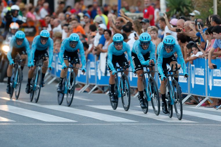 Astana Pro Team tijdens de eerste (ploegentijd)rit in de Vuelta. Beeld BELGA