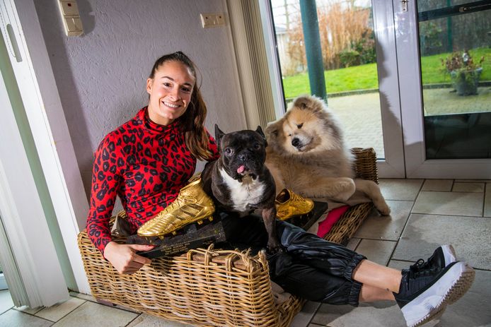 In Wielsbeke, met twee Schoenen en twee honden: Omer en Chouffe. “Nog eens naar het buitenland of dichter bij huis spelen? Voor die keuze sta ik."