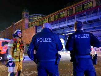 Fles uit Duitse ‘feesttrein’ geworpen: meisje (2) in levensgevaar