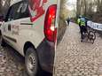 Wanneer zelfs de postbode met z'n busje niet boven geraakt: Koppenberg ligt er spekglad bij