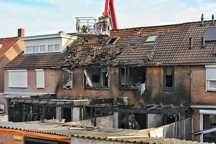 De brandschade was zeker bij twee woningen in de Brasemstraat groot. Brandweerlieden controleerden onder de dakpannen of het vuur nog smeult.