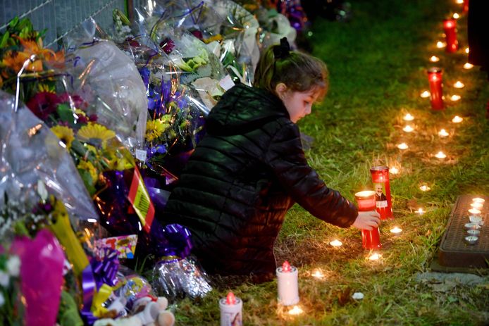 Bloemen en kaarsen voor de slachtoffers aan een uitvaartcentrum in Steccato.