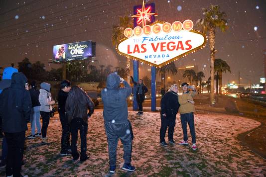 Mensen in Las Vegas verwonderen zich om de witte vlokken.